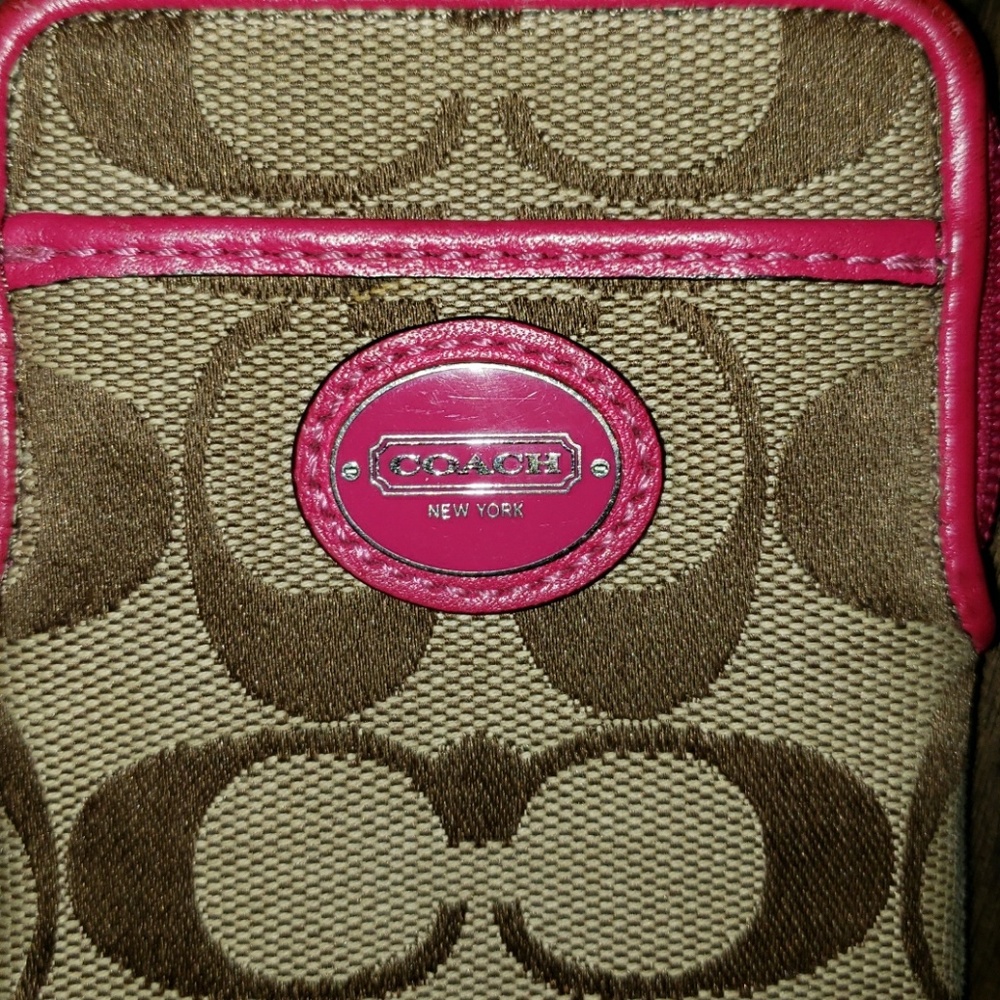 New Coach Wristlet - Picture 2 of 8